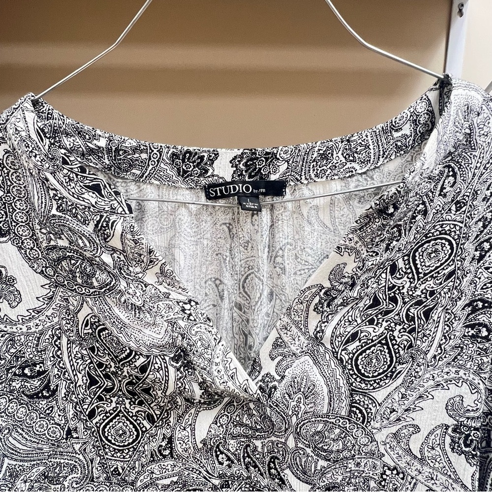 Studio Floral Paisley Long Sleeve Blouse Shirt Size L Black White Women - Picture 3 of 7